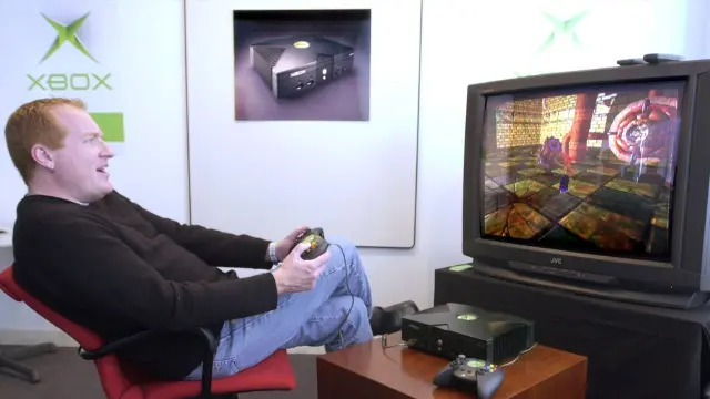 Seamus Blackley jugando a la primera Xbox