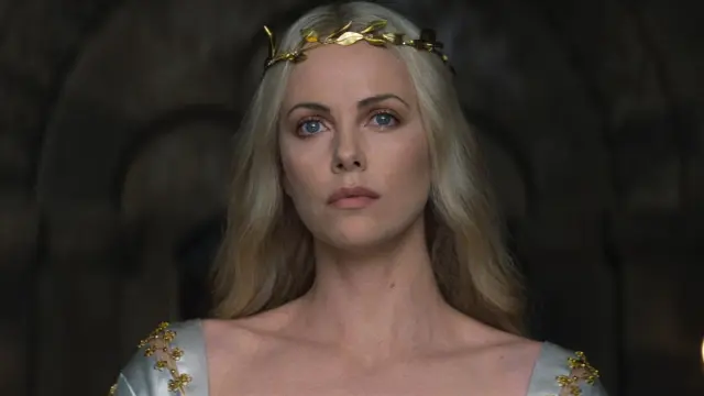 Blancanieves y la leyenda del cazador (2012) - Reina Ravenna (Charlize Theron)
