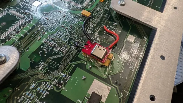 El puerto USB oculto de Xbox está en la placa base de la consola