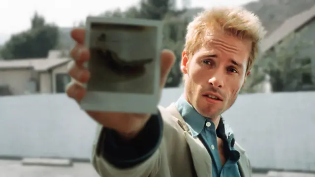 Guy Pearce en Memento de Christopher Nolan
