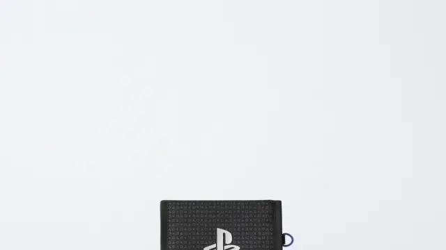 Zara lanza una línea de complementos PlayStation con bolsos, carteras y zapatillas