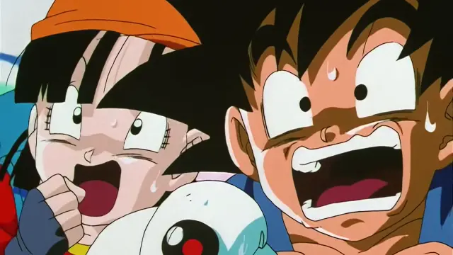 Chi Shinron intenta destrozar la ciudad, pero Goku Super Saiyan 4 lo impide