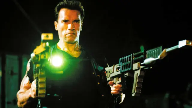 Arnold Schwarzenegger en Eraser (Eliminador) (1996)