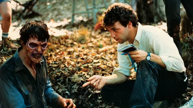 Sam Raimi dirigiendo Terroríficamente muertos (1987)