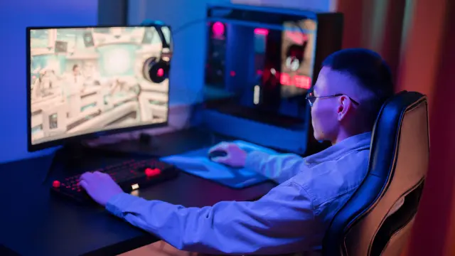 Hombre jugando en un PC gaming