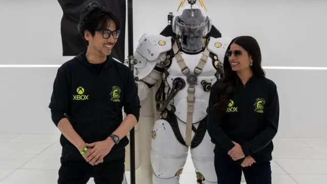 Hideo Kojima y Asha Sharma posan para celebrar su unión con OD y Physint