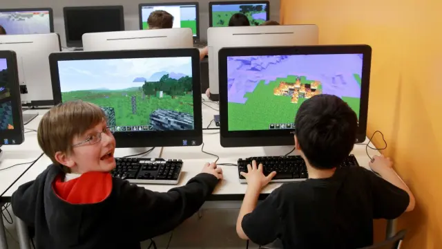 Niños jugando a Minecraft