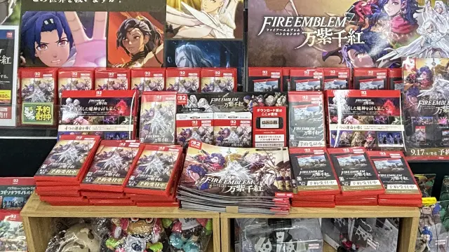Así se promociona Fire Emblem Fortune's Weave en Japón