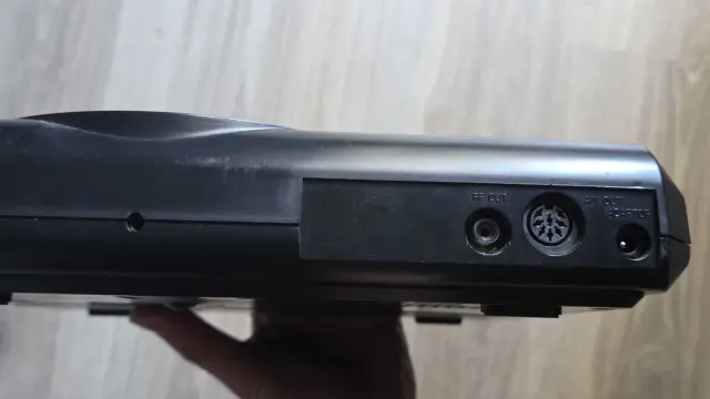 Parte trasera de Mega Drive PAL y puerto para Power Base Converter