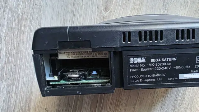 Compartimento para la pila/batería CMOS de Sega Saturn