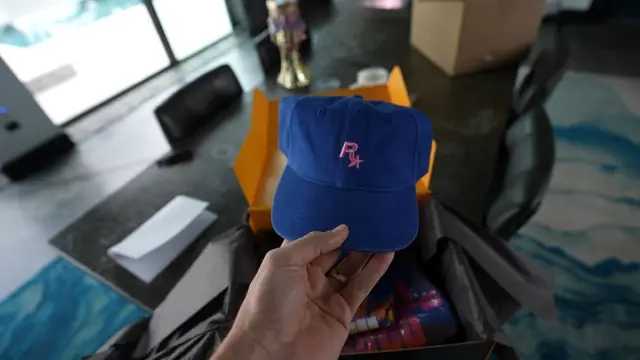 Los influencers y streamers están recibiendo un mejor set de merchandising de GTA 6 que el que está a la venta