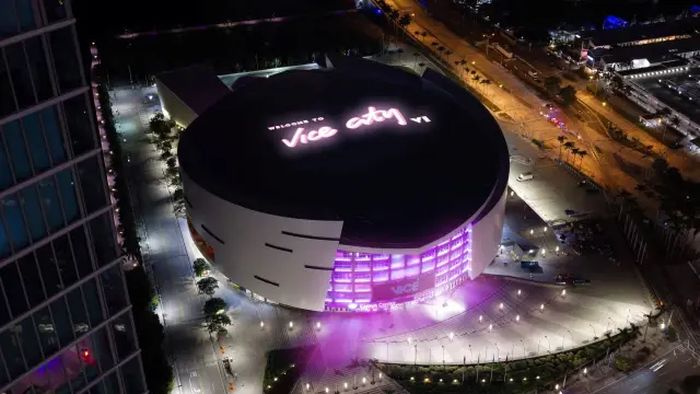 Letrero de ''Welcome to Vice City'' en el Kaseya Center de Miami