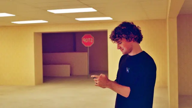 Kane Parsons en el rodaje de Backrooms