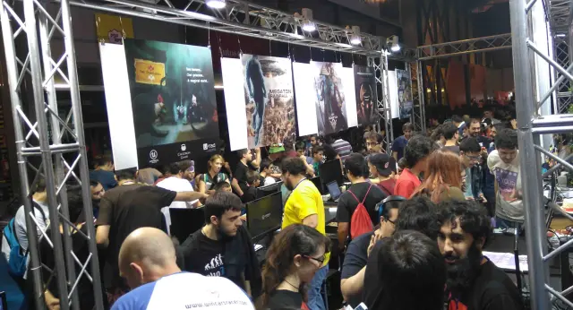 En el stand de Made In Spain Games no cabía un alma. Lo mejor, ver a los niños arrastrar a sus padres para probar lo último en juegos indies.