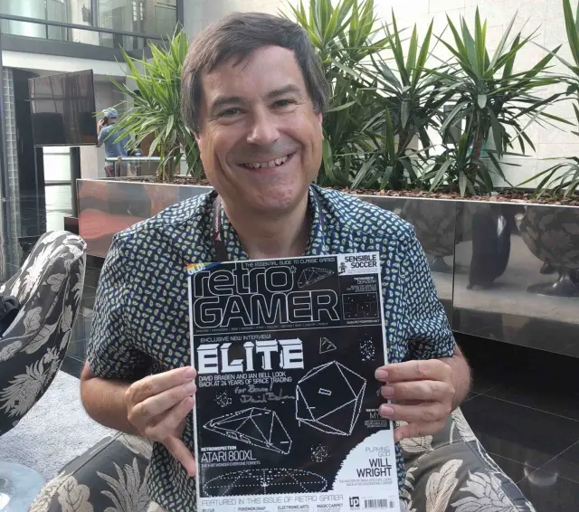 Braben nos sorprendió con su modestía y simpatía y no tuvo reparos en firmarnos este ejemplar de Retro Gamer. Hasta se quiso quedar con la revista.