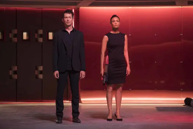 Simon Quarterman y Thandie Newton en la temporada 2 de Westworld