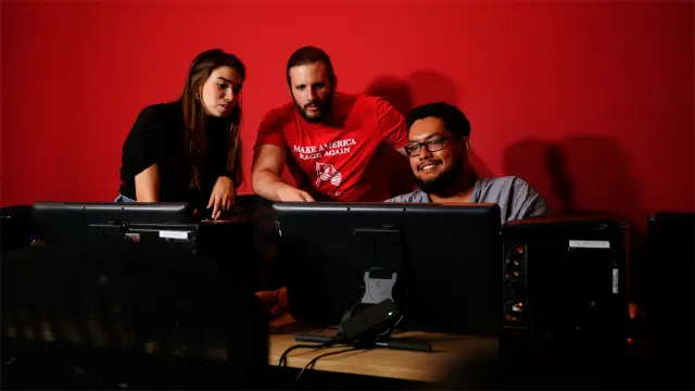 Rocío y Gonzalo con uno de los alumnos de Voxel School.