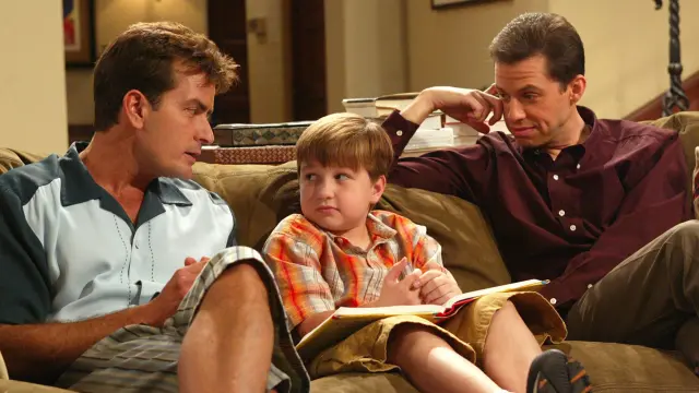 Charlie Sheen, Angus T. Jones y Jon Cryer en Dos hombres y medio