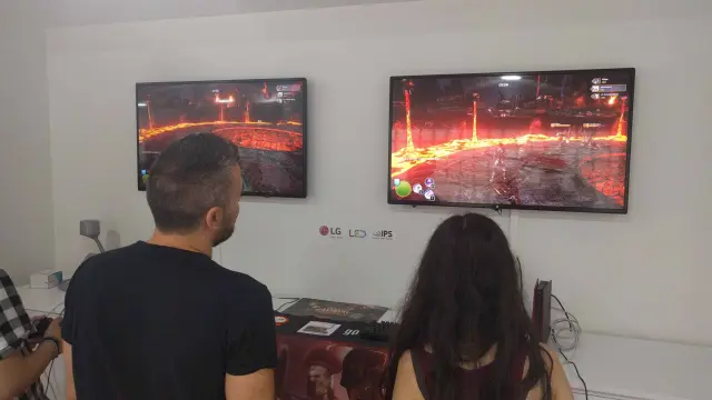 Después de la presentación tuvimos ocasión de probar algunos de los modos de juego de Skara - The Blade Remains.
