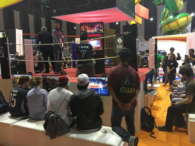 Alrededor de donde jugaba Harada había una serie de pantallas con Tekken 7. Un escenario de auténtico lujo.
