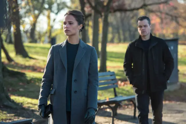 Alicia Vikander y Matt Damon en Jason Bourne