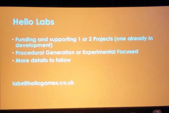 Imagen de Sam Machkovech, editor de Arstechnica, sobre el panel de Sean Murray en GDC.