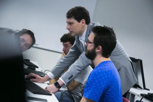 En el Grado se aprenden diversos lenguajes de programación: desde los tradicionales C y C++ hasta más modernos como Java, C# o incluso Python.