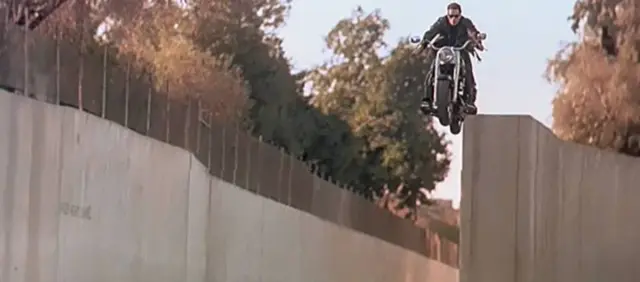 Terminator 2: en la Harley Fat Boy saltando