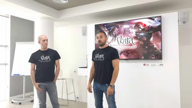 Pablo (izquierda) y César (derecha) se encargaron de presentar el juego hace unos días en Madrid.