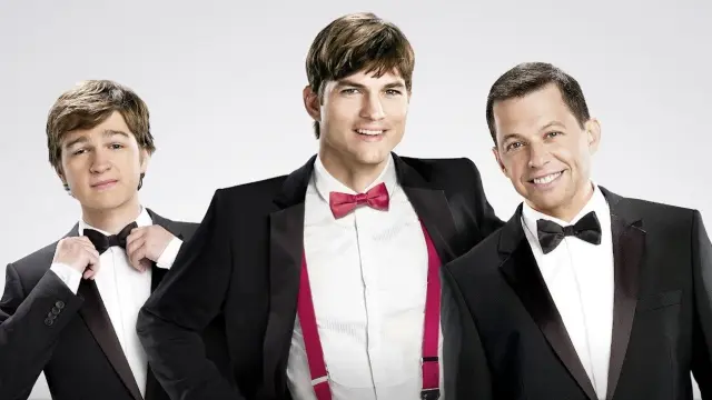 Angus T. Jones, Ashton Kutcher y Jon Cryer en Dos hombres y medio