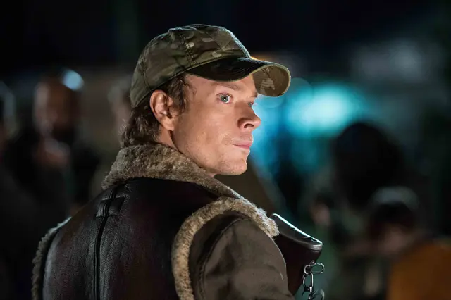 Alfie Allen en Predator