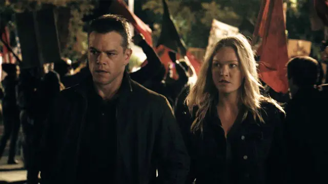 Matt Damon y Julia Stiles como Nicky Parsons en Jason Bourne