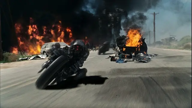 Terminator Salvation. la moto mutante ataca.