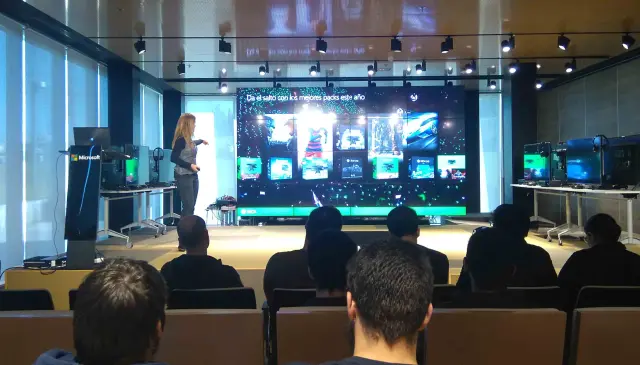 Fernanda Delgado, Marketing Manager de Xbox, presentó algunos de los packs que llegarán a las tiendas este otoño.