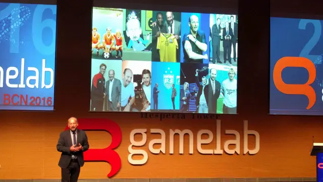 Peter Moore demostró una vez más su sentido del humor al mostrar en la pantalla del auditorio algunos de los momentos más "memorables" de su carrera.