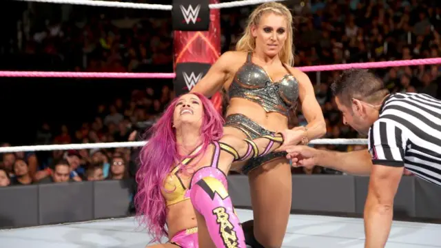 Charlotte machacó la espalda de Sasha Banks