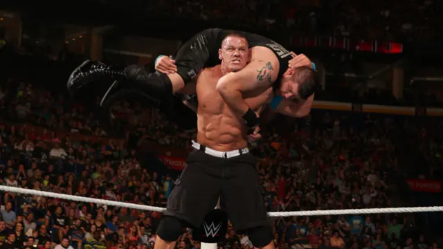 John Cena aplicando un Ajuste de Cuentas