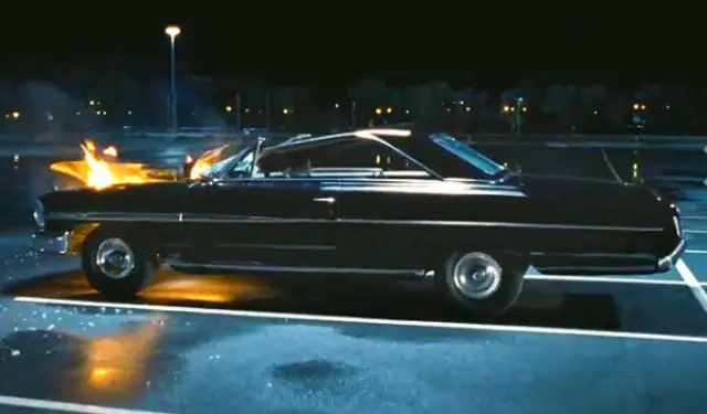 Ford Coupé de 1969 incendiado