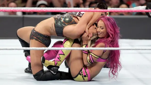 Sasha Banks supo reaccionar antes las embestidas de Charlotte