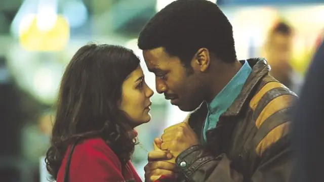 Audrey Tautou y Chiwetel Eijofor en Negocios ocultos