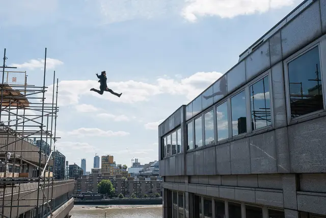 Tom Cruise haciendo un salto imposible en Misión: Imposible - Fallout