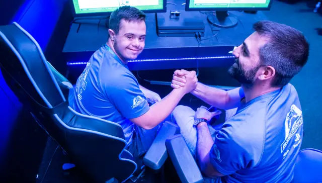 Personas con y sin discapacidad intelectual disfrutando juntas de los videojuegos. Liga eSports Unificados