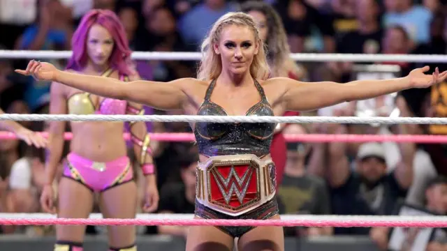 Charlotte entró a Raw como Campeona Femenina