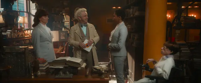 Liz Carr (derecha) como Saraqael en Good Omens 2