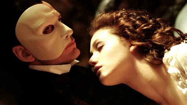 Gerard Butler (izq) y Emmy Rossum (dcha) en El fantasma de la ópera (2004)