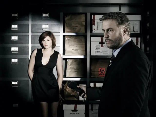 William Petersen (derecha) como Gil Grissom en CSI: Las Vegas