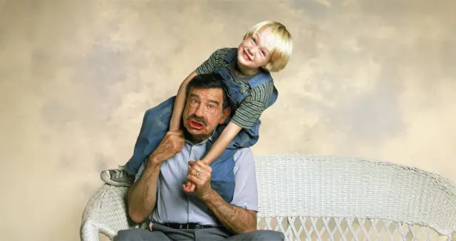 Walter Matthau (abajo) como George Wilson y Mason Gamble (arriba) como Daniel Mitchell en Daniel el travieso (1993)