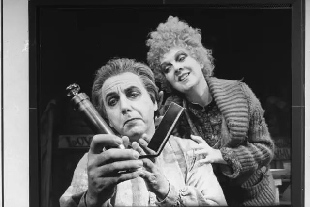 Bob Gunton (izq.) en Sweeney Todd (1989)
