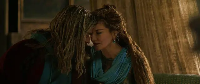 Chris Hemsworth y Rene Russo (dcha.) en Vengadores: Endgame (2019)