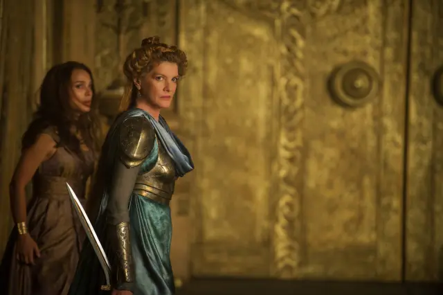 Rene Russo como Frigga en Thor: El mundo oscuro (2013)